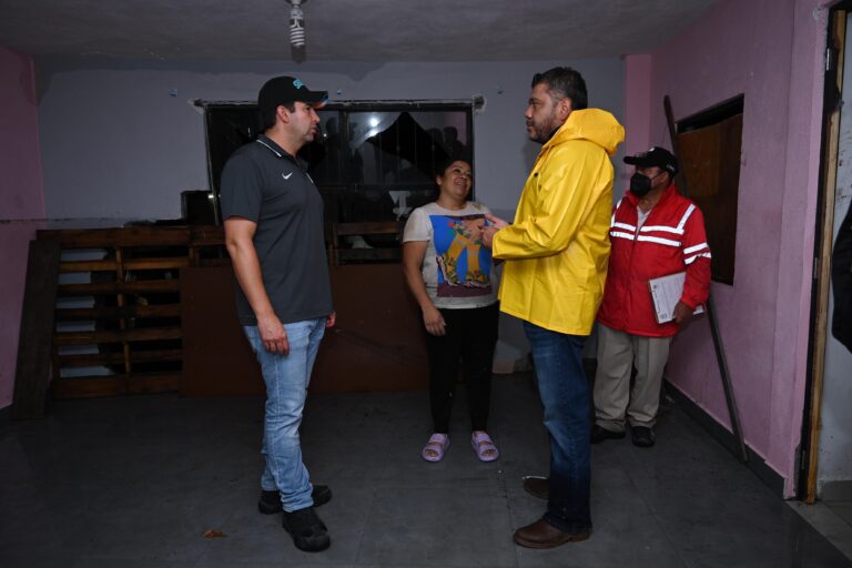 Brinda Javier Díaz apoyo a familia de la Omega que se vio afectada con las lluvias