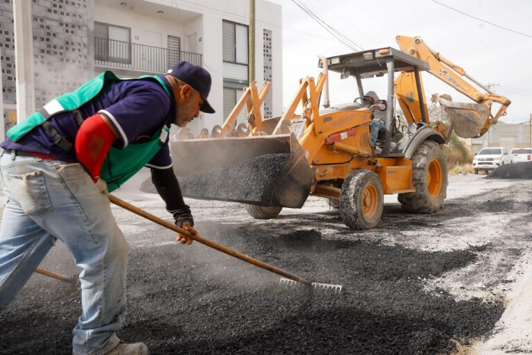 Trabajan en Ramos Arizpe todos los días por mejores vialidades