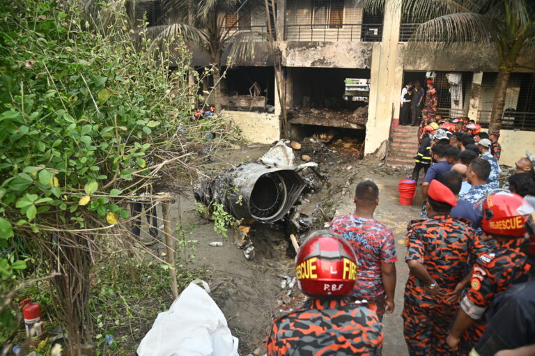 Avión militar se estrella dejando al menos 19 muertos en Bangladesh