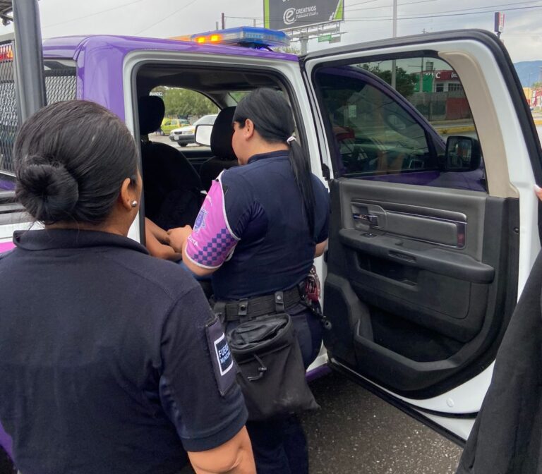 Auxilian a mujer Policías Municipales de Saltillo