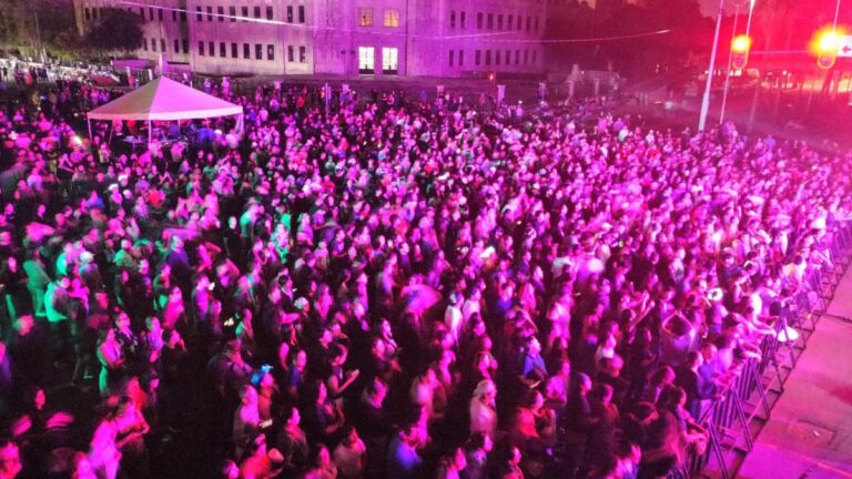 Disfrutan miles del «Saltillo Electrónico» sobre el V. Carranza