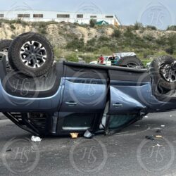 Doble volcadura en el periférico LEA deja tres lesionados en Saltillo