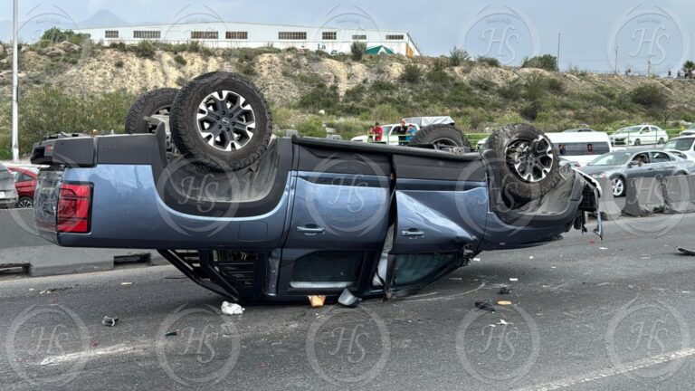 Doble volcadura en el periférico LEA deja tres lesionados en Saltillo