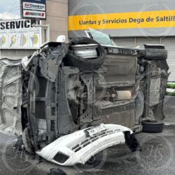 Doble volcadura en el periférico LEA deja tres lesionados en Saltillo1