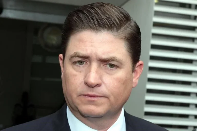 Retienen a Rodrigo Medina al cruzar a EU