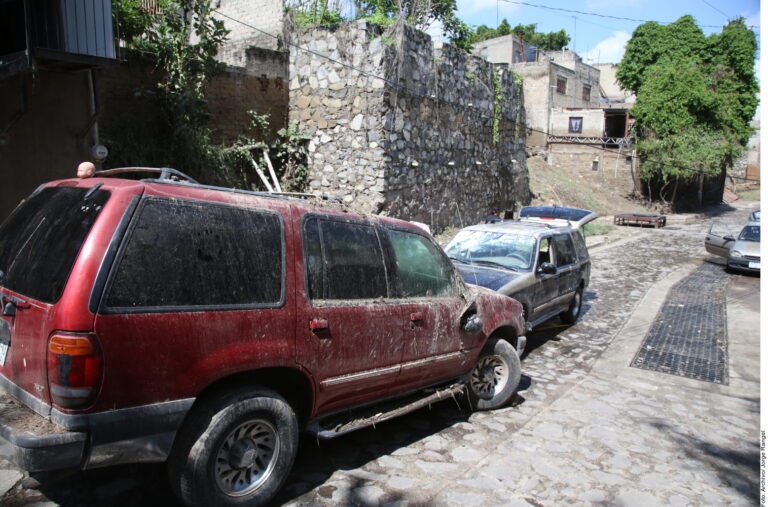 En Jalisco dejan inundaciones 1,200 autos dañados