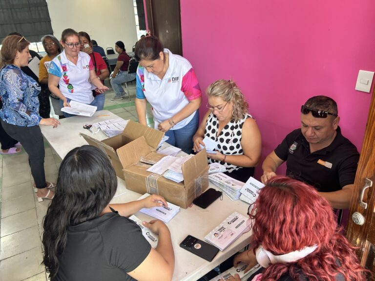 Entregan en Ramos Arizpe más de 350 tarjetas del programa social “La Más Chida”