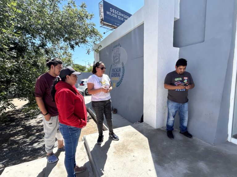 Familiares de lesionados por choque Saltillo-Ramos bloquean crucero; reciben atención de Tomás Gutiérrez y la Fiscalía