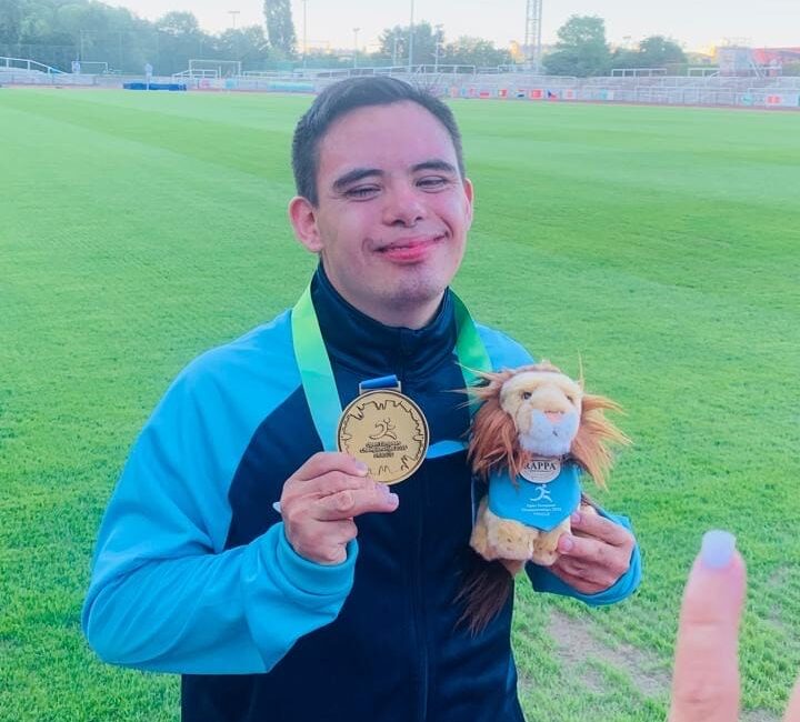 Impone Ángel Flores nuevo récord mundial en los 400 metros, dentro del abierto europeo en Chequia