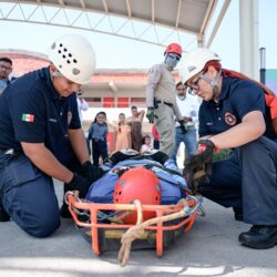 Javier Díaz reconoce labor de bomberos de Saltillo9