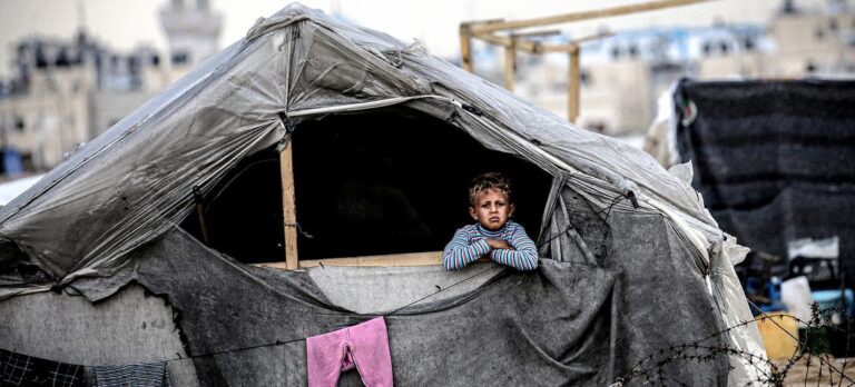 Las madres piden a sus hijos que no jueguen para ahorrar energía ante la falta de alimentos en Gaza