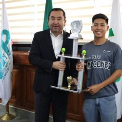 Reconoce rector de la UTC a equipo de sóftbol campeón municipal