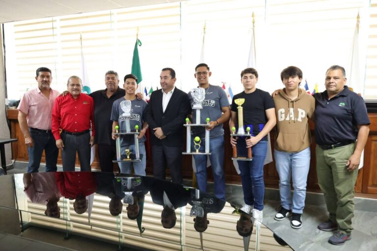 Reconoce rector de la UTC a equipo de sóftbol campeón municipal