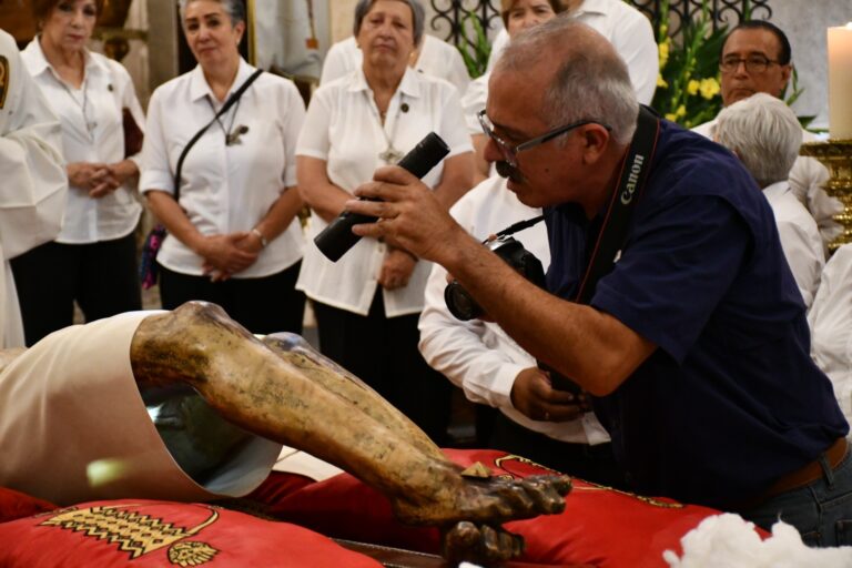 Revisa INAH imagen del Santo Cristo de la Capilla; se conserva en perfecto estado