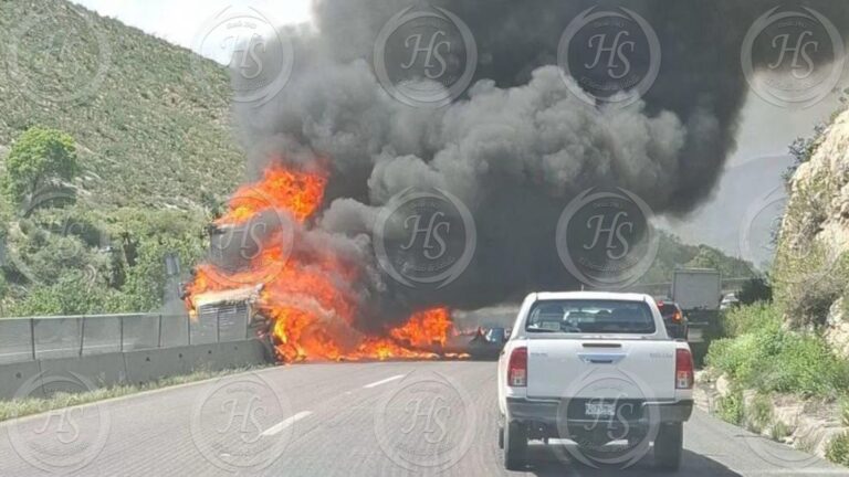 Se incendia tráiler en Los Chorros, en Arteaga; no hay lesionados