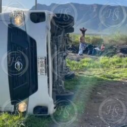Seis lesionados tras volcadura de transporte de personal en la carretera 57, en Arteaga