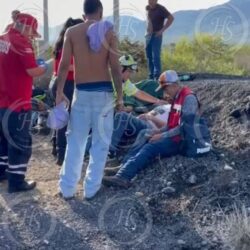 Seis lesionados tras volcadura de transporte de personal en la carretera 57, en Arteaga2
