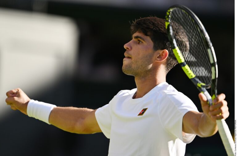 Sigue Carlos Alcaraz adelante en Wimbledon