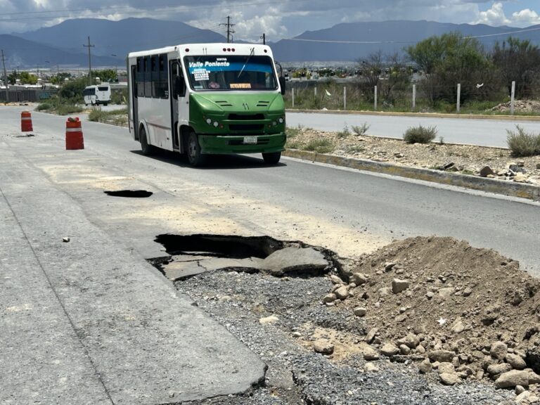 Socavón provocado por lluvias en fraccionamiento Colosio de Ramos Arizpe genera preocupación a vecinos