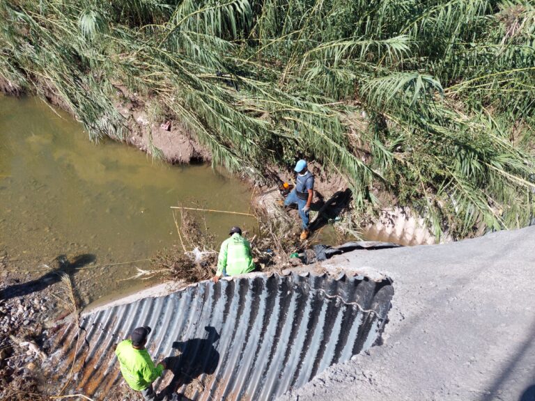 Trabaja gobierno de Javier Díaz en la limpieza de arroyo Ceballos