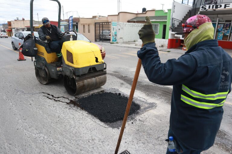 Tras lluvias, intensifica gobierno de Javier Díaz acciones de bacheo en Mirasierra y Teresitas