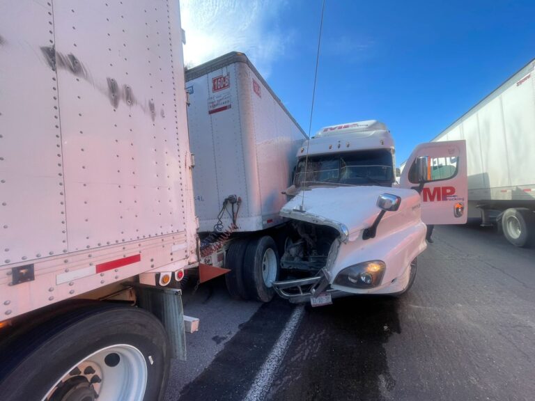 Accidente entre tractocamiones provoca cierre parcial en Los Chorros