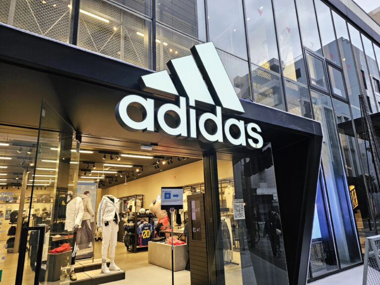 Estima Adidas impacto de 231 mdd por aranceles