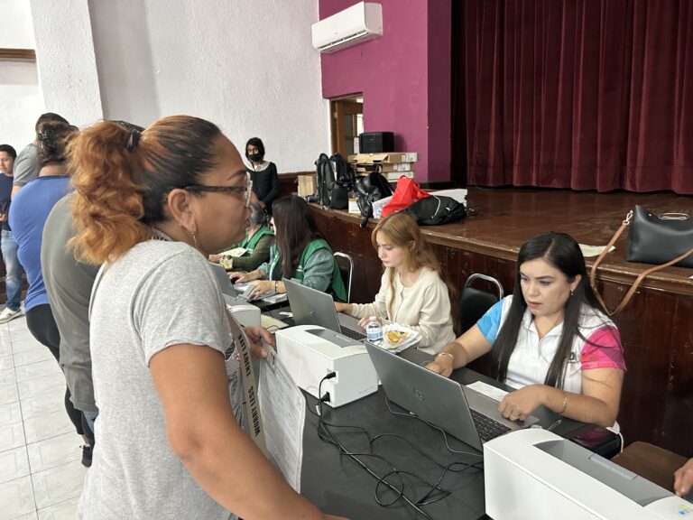 Aprovechan más de 800 familias en Ramos Arizpe jornada de actas de nacimiento y cartas de no antecedentes penales