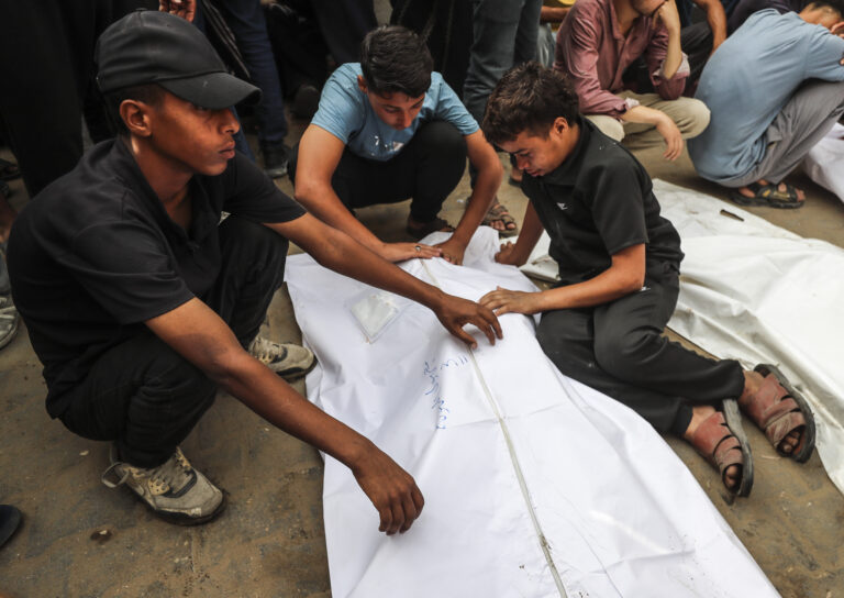 Aumentan a 58 mil 500 los palestinos muertos por Israel