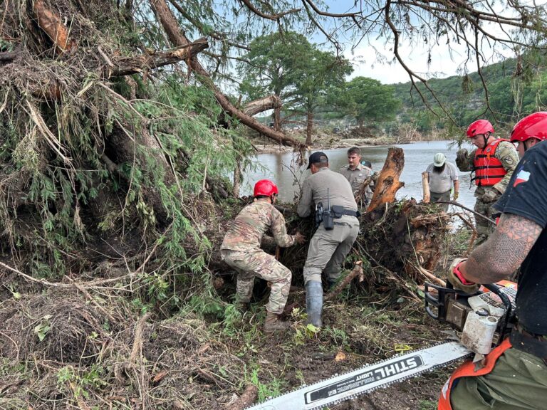 Aumentan a 87 los muertos por inundaciones en Texas en cuarto día de labores de rescate
