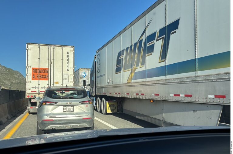 Cierran caseta en Autopista Saltillo – Monterrey y causan tráfico