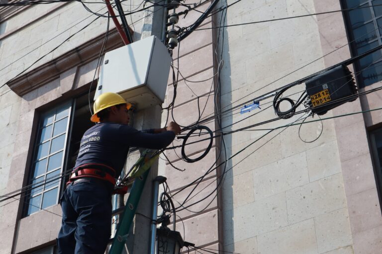 Continúan acciones del Gobierno Municipal para eliminar cableado en desuso en Distrito Centro de Saltillo