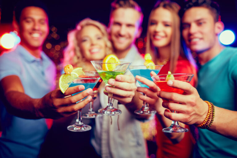 Desarrollan un tatuaje temporal que detecta sustancias ilícitas en bebidas