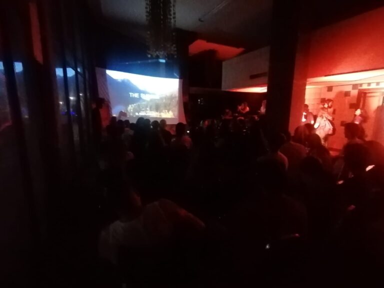 Disfrutan cientos del cine de terror en el FINA 2025