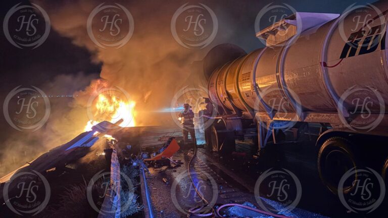 Dos muertos en choque frontal entre pipa de diésel y camión de carga en el Libramiento Norponiente, en Ramos Arizpe