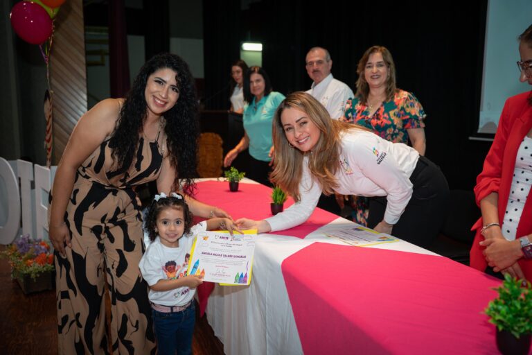 Encabeza Luly López graduación de niñas y niños de los Centros de Atención Infantil