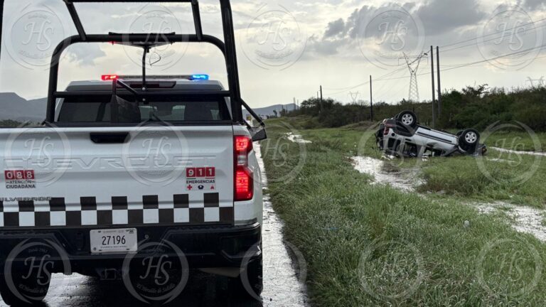 Familia sale ilesa de aparatosa volcadura en la Saltillo-Torreón