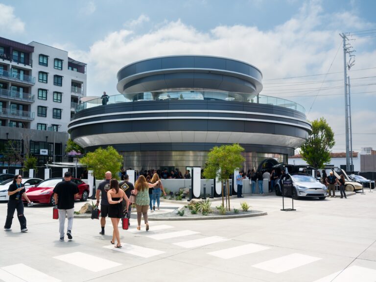 Lanza Tesla su restaurante retro-futurista en Los Ángeles