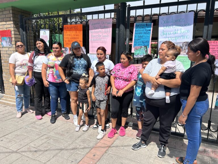 Madres de familia exigen respeto y mejoras en primaria Benito Juárez de Ramos Arizpe