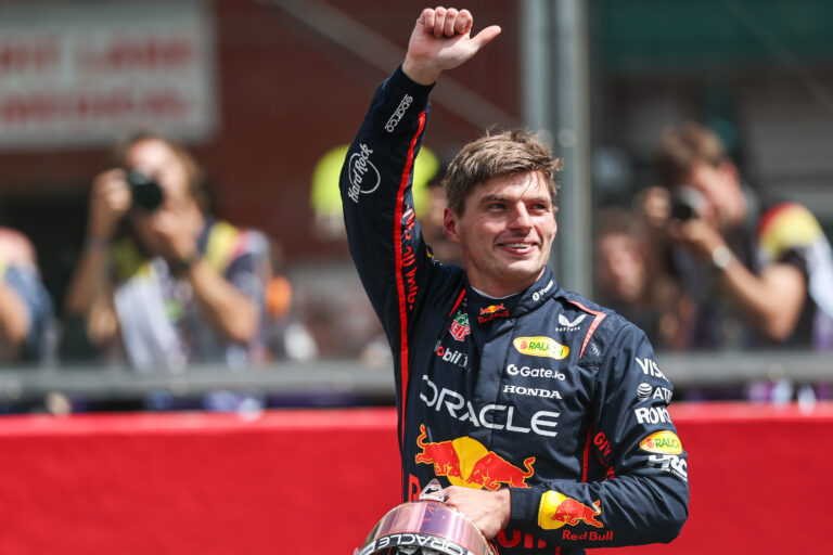 Max Verstappen hace oficial que se queda en Red Bull para 2026