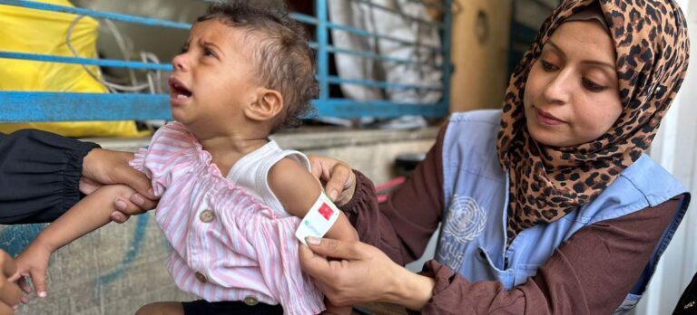 Miles de bebés están desnutridos en Gaza, mientras los camiones con comida permanecen en su frontera