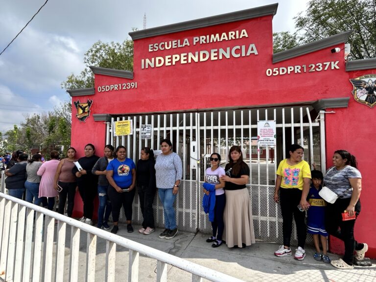 Padres de familia exigen reubicación de maestra señalada por presunto maltrato en la primaria Independencia de Ramos Arizpe