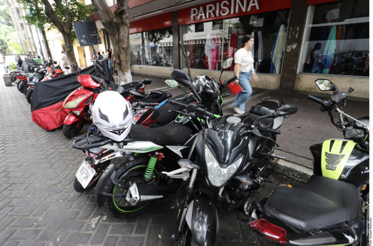 Plantea Sheinbaum norma nacional para regular motos