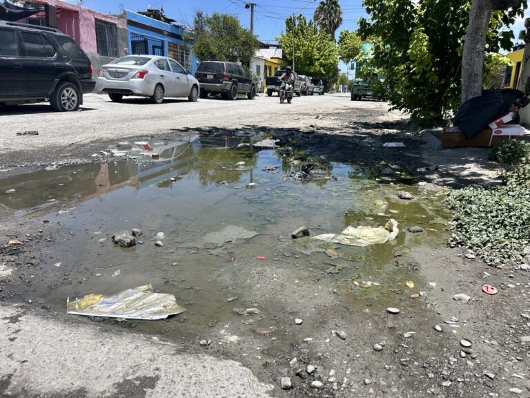 Preocupa a vecinos acumulación de aguas negras en Valle Poniente de Ramos Arizpe; EMAS intervendrá