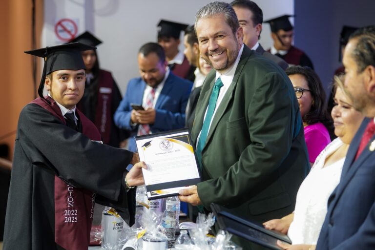 Refrenda Tomás Gutiérrez su compromiso con la educación en graduación del CETIS 60