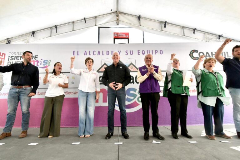 Román Cepeda entrega rehabilitación de la Plaza Madero en Torreón