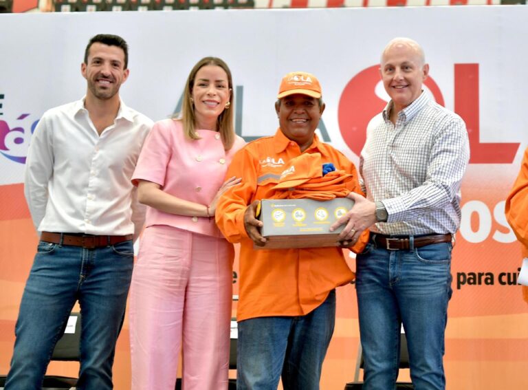 Román Cepeda González reconoce a los trabajadores de La Ola en Torreón y les entrega uniformes