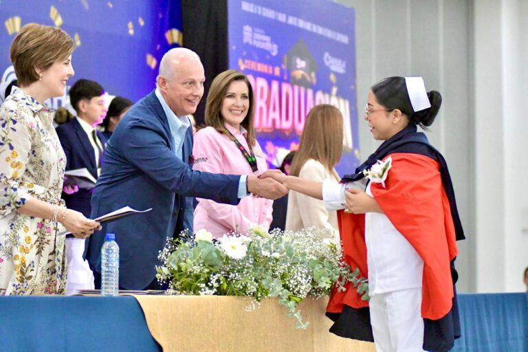 Román Cepeda preside ceremonia de graduación de 156 alumnos del DIF Torreón