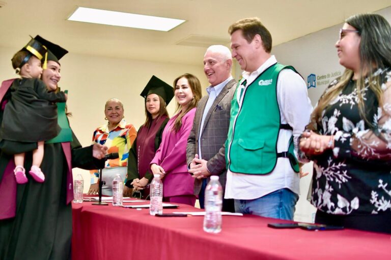 Román Cepeda preside la ceremonia de graduación del Programa de Educación para Personas Infractoras en Torreón