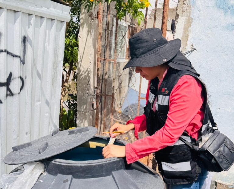 Salud Pública de Torreón intensifica labores de fumigación y abatización tras lluvias